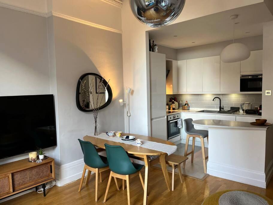 Gorgeous 2 Bedroom Flat In Charming Swiss Cottage London Eksteriør bilde